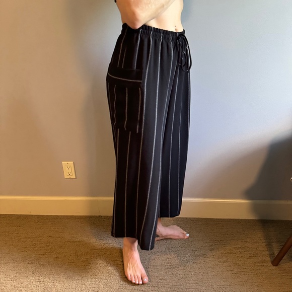 Moonlight Black & White Capris - Picture 4 of 9